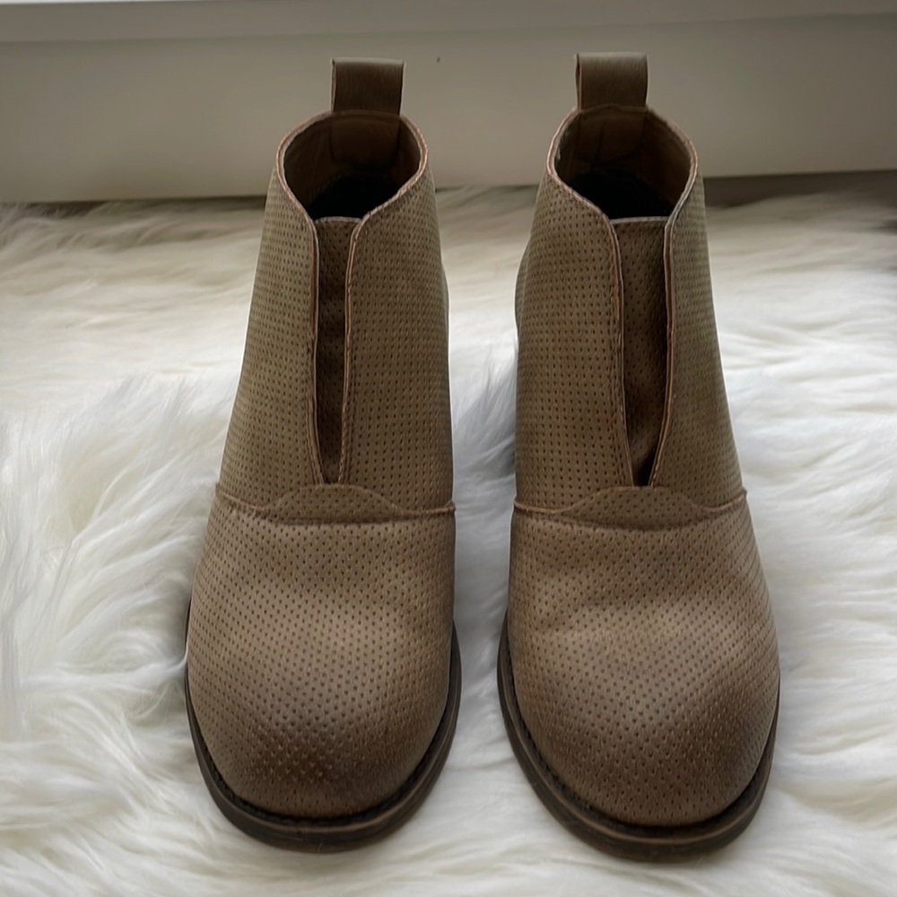 Like New Billabong Ankle Booties! (Size6)